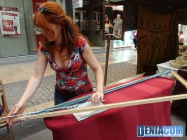 Artesana fabricando un chal de lana