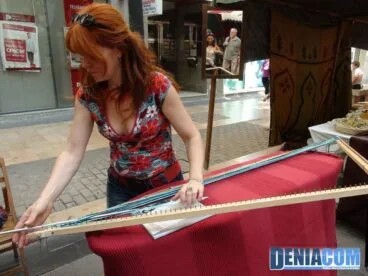 Artesana fabricando un chal de lana