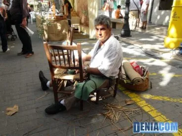 Artesando fabricando una silla en Ecodenia