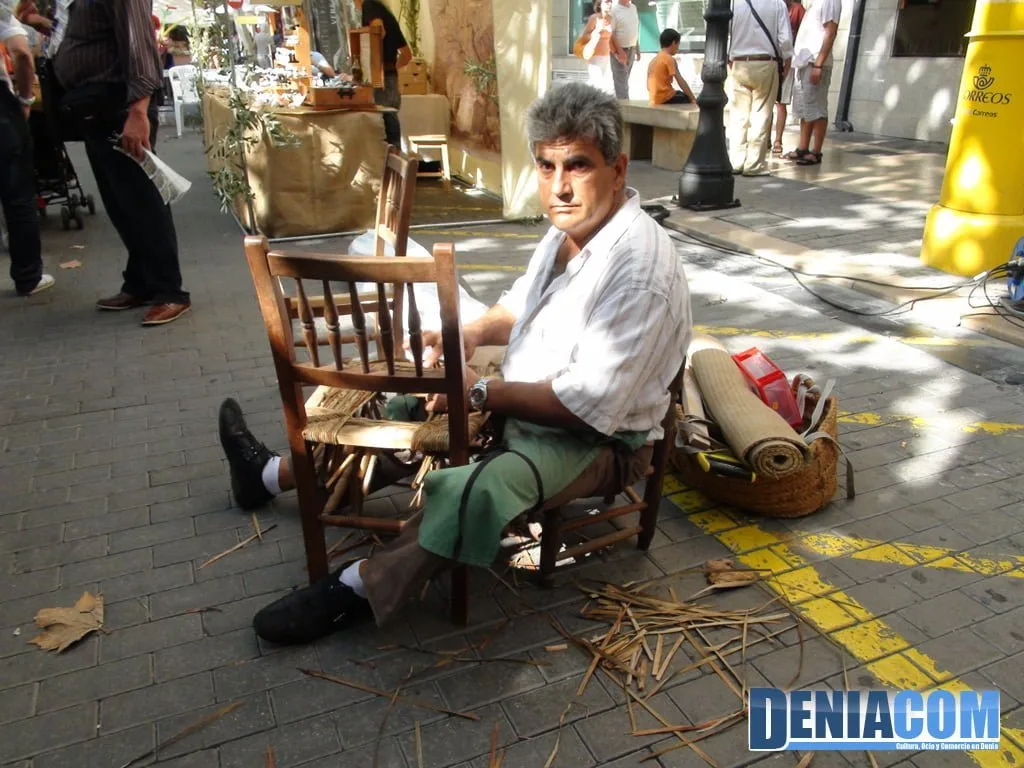 Artesando fabricando una silla en Ecodenia