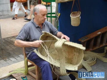 Artesano del mimbre en Ecodenia