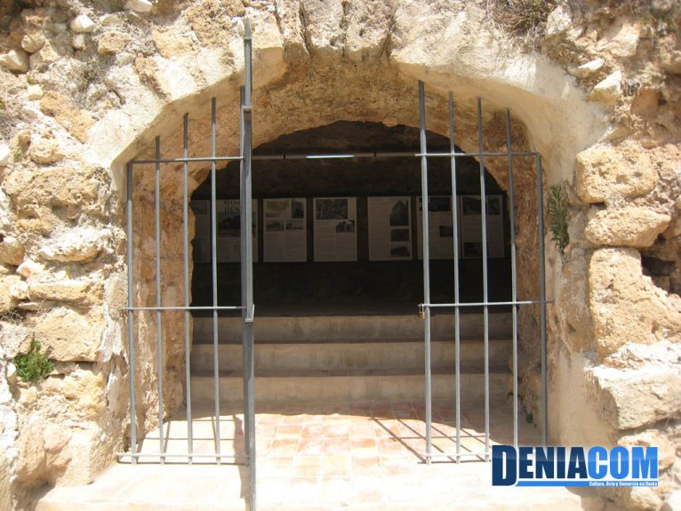 Entrada al túnel de paneles explicativos de la historia del Castillo de Dénia