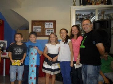 Entrega de un regalo a los máximos cargos infantiles de la Falla Les Roques