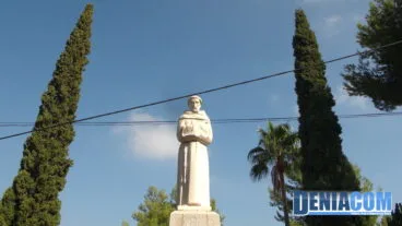 Estatua del Pare Pere frente a la ermita