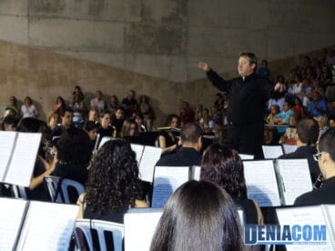 Frank de Vuyst dirige a la Agrupació Artística Musical de Dénia en el Día de la Comunitat Valenciana