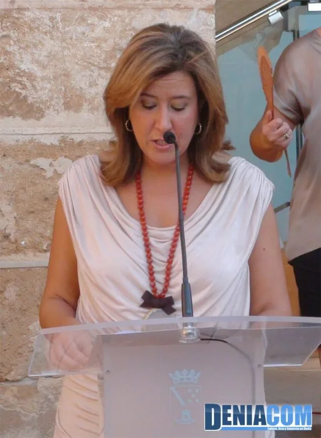 Dénia reclama una financiación justa en la celebración del 9 d'Octubre 6 La alcaldesa de Dénia durante el discurso del 9 doctubre