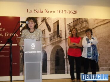 La archivera municipal en la inauguración de la exposición Viure a Dénia