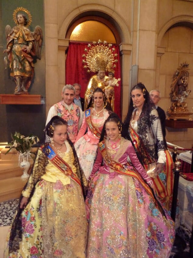 Las Falleras Mayores de Dénia 2012 y 2013 en el besamanos de la Virgen de los Desamparados en Valencia