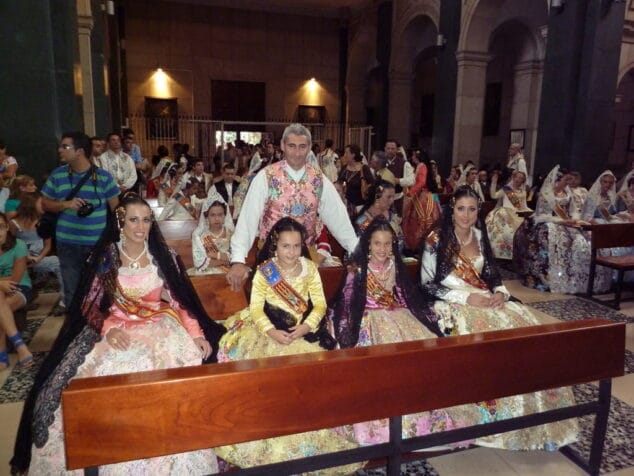 Las Falleras Mayores de Dénia 2012 y 2013 en el besamanos de la Virgen de los Desamparados en Valencia con Jaume Bertomeu