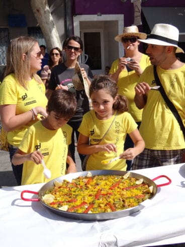 Los cargos de la Falla Oeste 2012 en el concurso de paellas del Mig Any