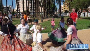Los más pequeños también bailan la dansà de Dénia