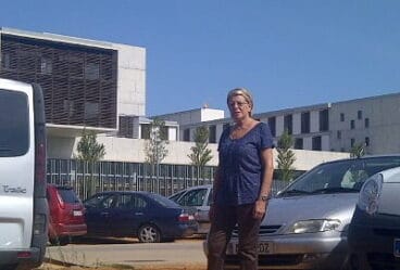 Mari Martínez en el parking del hospital Marina Salud de Dénia