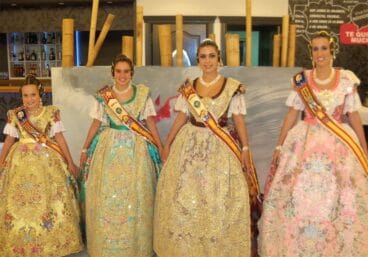 Marta y Rocío junto a las Falleras Mayores de sagunto