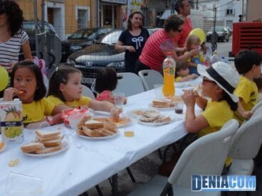 Merienda infantil durante el Lip Dub de la falla Oeste