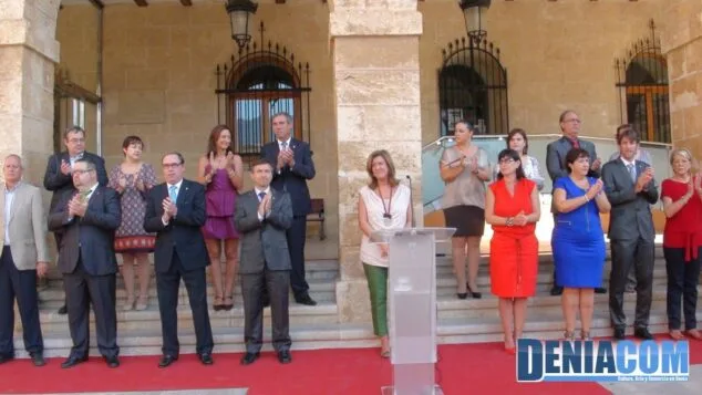 Dénia reclama una financiación justa en la celebración del 9 d'Octubre 7 Miembros de la corporación municipal durante el acto institucional del 9 doctubre en Dénia