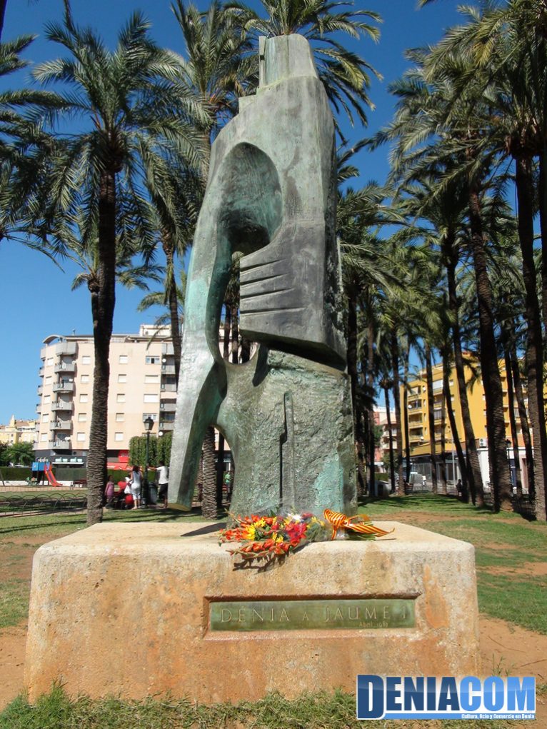 Ofrenda floral a la estatua de Jaume I el día 9 d'octubre