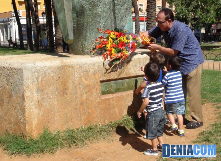 Ofrenda floral a la estatua de Jaume I el día 9 d'octubre en Dénia