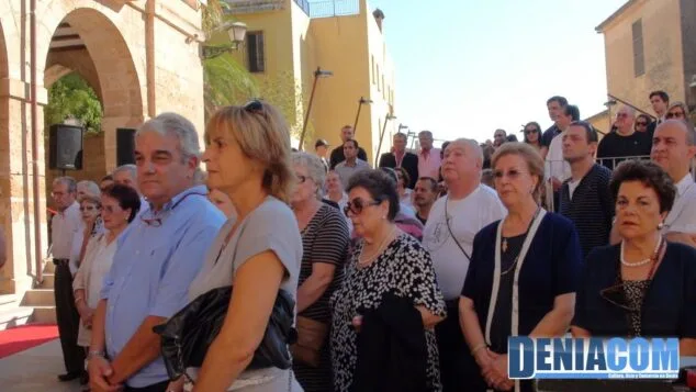 Dénia reclama una financiación justa en la celebración del 9 d'Octubre 8 Público asistente al acto institucional del 9 doctubre en Dénia