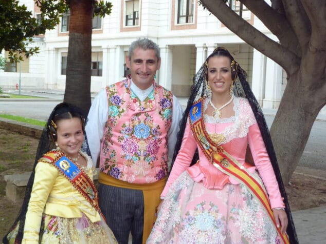 Rocío Patricio y Marta Tabernero en el besamanos de la Virgen de los desamparados con Jaume Bertomeu