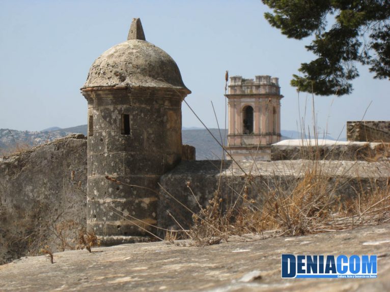 Torre vigía islámica y campanario de la Iglesia de la Asunción desde el Castillo de Dénia
