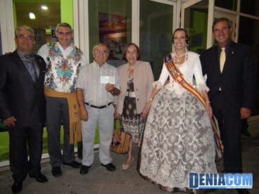 la Junta Local fallera de Dénia entrega un cheque a APROSDECO