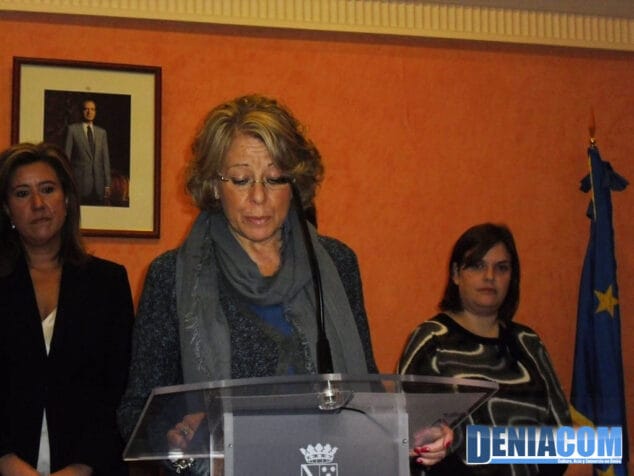 04 Mari Martínez llegeix el manifest contra la violència de gènere a Dénia