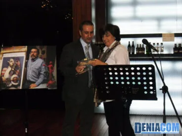 04 Pepa Font entrega una placa conmemorativa a la Banda de Dénia en su 60 aniversario