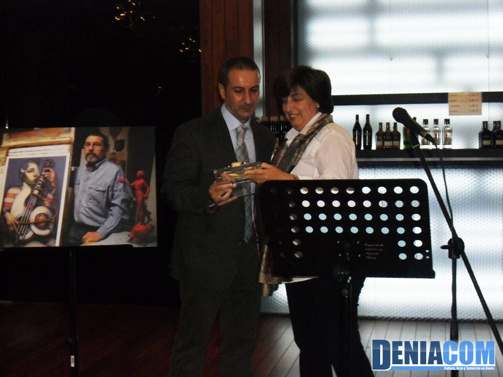 04 Pepa Font entrega una placa conmemorativa a la Banda de Dénia en su 60 aniversario