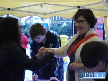 05 Pepa Sivera se vacuna contra la violencia de género en Dénia