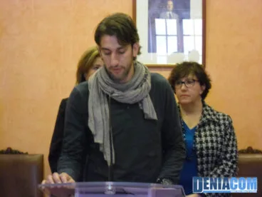 07 Juan Carlos Signes lee el manifiesto contra la violencia de género en Dénia