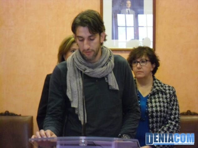 07 Juan Carlos Signes llegeix el manifest contra la violència de gènere a Dénia