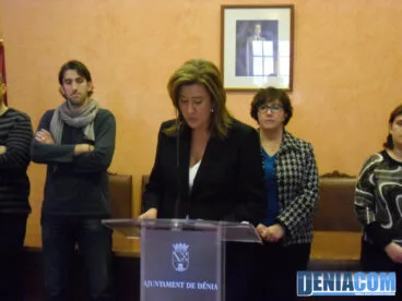 08 Ana Kringe lee el manifiesto contra la violencia de género en Dénia