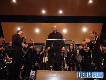 13 Jose Sendra dirige una parte del concierto de Santa Cecilia de la Banda de Dénia
