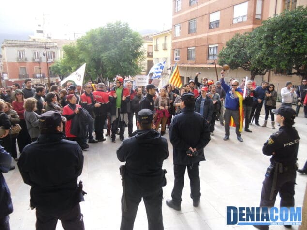 La comarca alza su voz contra los recortes en una manifestación sin incidentes 22 21 Huelga General en Dénia 14N Manifestación