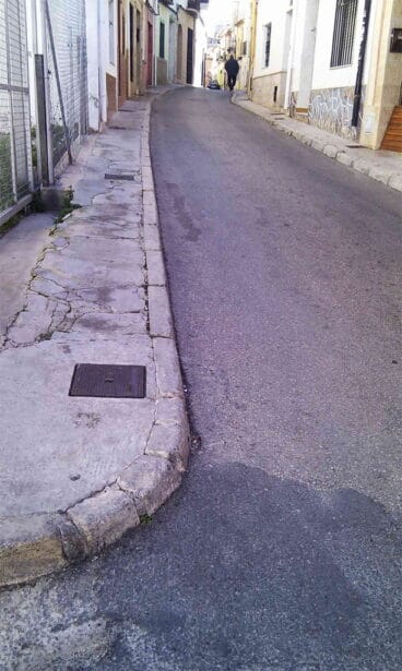 Aceras de Les Roques en mal estado