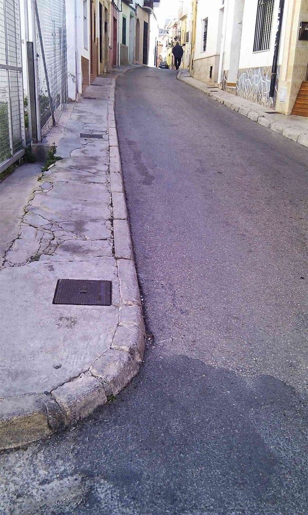 Aceras de Les Roques en mal estado