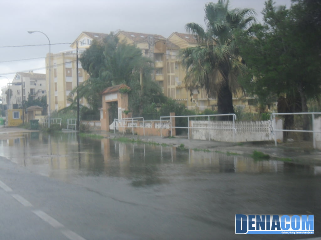 Carretera de Las Marinas inundada en Dénia