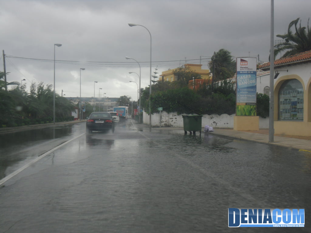 Carretera de las Marinas Dénia durante el temporal de lluvia