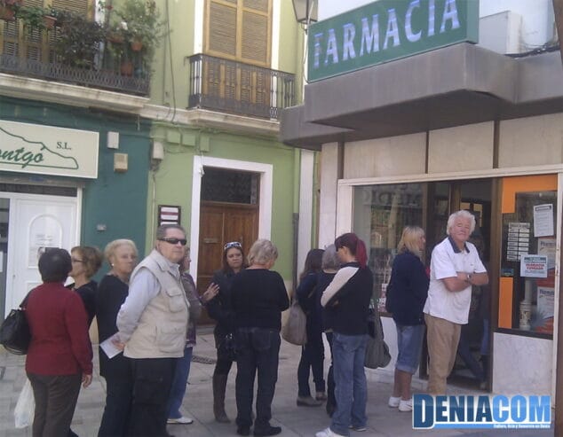 Colas en las farmacias de Dénia durante la Huelga indefinida