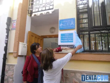 Descubrimiento de la placa que acredita a Ludai como Centro de Atención Temprana en Dénia