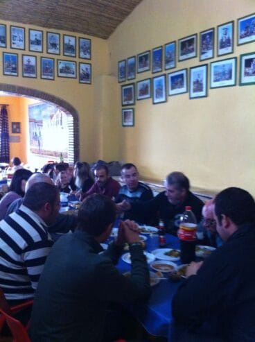 Falla Oeste – Foto de la comisión y comida en el casal 01