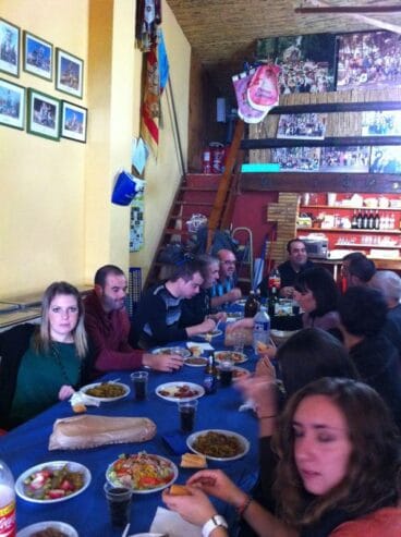 Falla Oeste – Foto de la comisión y comida en el casal 02