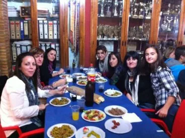 Falla Oeste – Foto de la comisión y comida en el casal 03