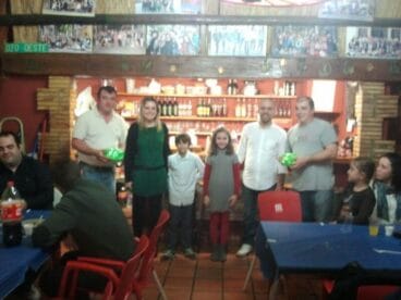 Falla Oeste – Foto de la comisión y comida en el casal 04