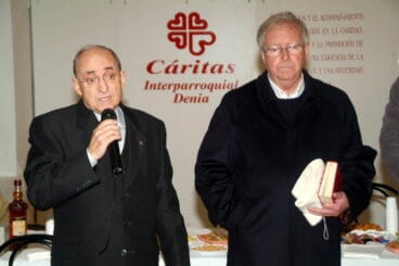 Julio López y el padre Guillermo Cáritas Interparroquial Dénia
