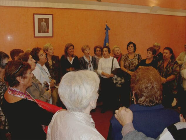 Un grupo de Benidorm visita el ayuntamiento de Dénia 2 La Asociación de la Fraternidad y la Experiencia AFRATEX de Benidorm canta a la alcaldesa de Dénia