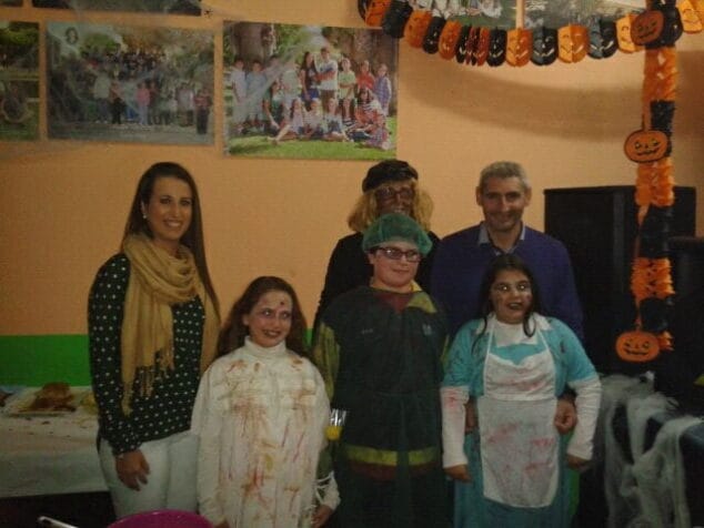 Las Falleras Mayores de Dénia junto a los cargos de Camo Roig en la noche de Halloween