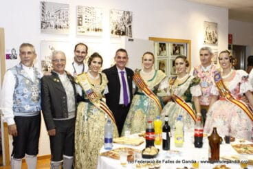 Marta tabernero con otras Falleras mayores de la Comunitat