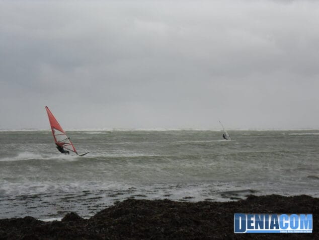 Playa de la Marineta Cassiana Windsurfistas durante el temporal