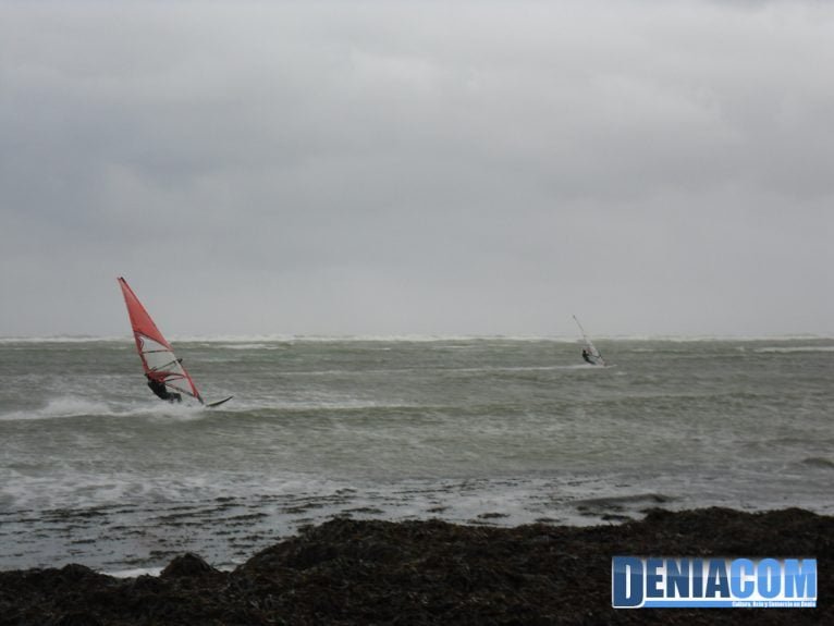 Playa de la Marineta Cassiana - Windsurfer während des Sturms